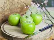Quatro maçãs Granny Smith — Fotografia de Stock