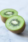 Kiwi en rodajas verdes - foto de stock
