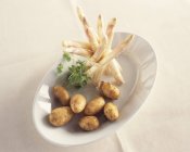 Frischer Spargel und Kartoffeln — Stockfoto
