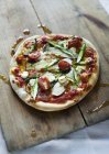 Пицца с грибами и козьим сыром — стоковое фото