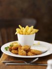 Fried prawns with chips — Stock Photo