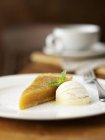 Treacle tart with vanilla ice cream — Stock Photo