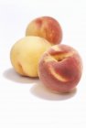 Drei reife Pfirsiche — Stockfoto