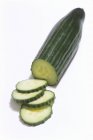 Concombre partiellement tranché — Photo de stock