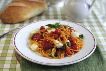 Спагетті з вишневими помідорами та моцарелою — стокове фото