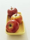 Три красных яблока — стоковое фото