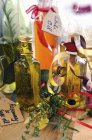 Vista de perto de óleos aromáticos caseiros em garrafas com etiquetas e fitas — Fotografia de Stock
