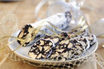 Вид крупным планом на ломтики шоколадного печенья с лентами — стоковое фото