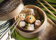 Dim sum in a steaming basket — Stock Photo