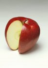 Красное яблоко с вырезанным участком — стоковое фото