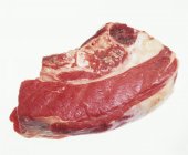 Trozo de carne cruda en hueso - foto de stock