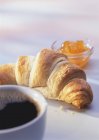 Croissant fresco con marmellata — Foto stock