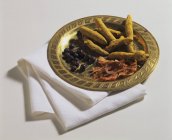 Primo piano vista di curcuma, bacche di ginepro e macis sul piatto d'oro — Foto stock