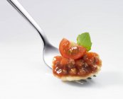 Pastas Ravioli con tomates y carne picada - foto de stock