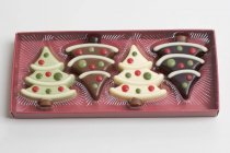 Árboles de Navidad de chocolate en envases - foto de stock