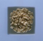 Неприготовленный длиннозернистый коричневый рис — стоковое фото