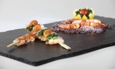 Kebabs de camarão e camarão-rei — Fotografia de Stock