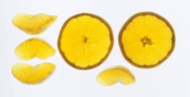 Rodajas y cuñas de naranja - foto de stock