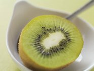 Kiwi in ciotola con cucchiaio — Foto stock