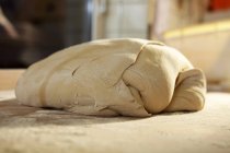 Хлібне тісто на робочій поверхні — стокове фото