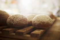Rouleaux de pain sur rack — Photo de stock