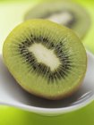Kiwi sur cuillère blanche — Photo de stock