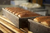 Panes de pan en caja - foto de stock