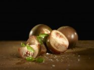 Pomodori di kumato con basilico e sale — Foto stock