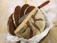 Нарезанный сельский хлеб — стоковое фото