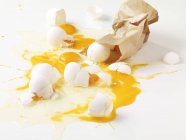Huevos rotos con bolsa - foto de stock