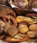 Rolos de pão na mesa de madeira — Fotografia de Stock