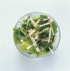 Salada em tigela de vidro — Fotografia de Stock