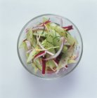 Салат из огурцов с луком — стоковое фото