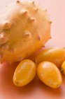 Kiwano maduro y kumquats - foto de stock