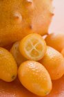 Kiwano maturo e kumquat — Foto stock