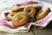 Closeup view of Ciambellina Italian ring-shaped pastries on towel — Stock Photo