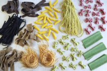 Différents types de pâtes colorées — Photo de stock