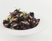 Cooked mussels with parsley — Stock Photo