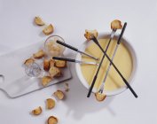 Сырный фондю в миске — стоковое фото