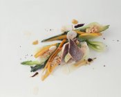Trucha salmón sobre verduras asiáticas - foto de stock