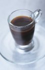 Кофе в стеклянной чашке — стоковое фото