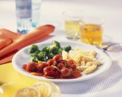 Маленькие фрикадельки в соусе с макаронами из фузилли — стоковое фото