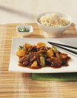 Carne bovina con verdure e riso — Foto stock
