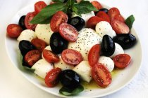 Mozzarella aux tomates et olives — Photo de stock