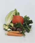 Gemüsestillleben vor weißem Hintergrund — Stockfoto