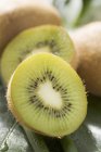 Kiwi sur feuille verte — Photo de stock