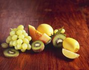 Frische Früchte auf Holzgrund — Stockfoto