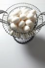 Huevos blancos orgánicos - foto de stock