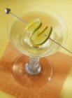 Vue rapprochée du cocktail avec tranche de citron vert sur brochette — Photo de stock
