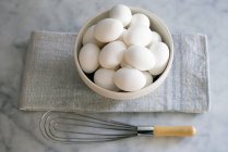 Чаша білі яйця — стокове фото